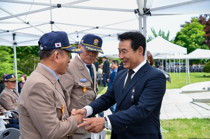 백영현 포천시장이 유공자들에게 인사를 나누고 있다. (사진=포천시 제공)