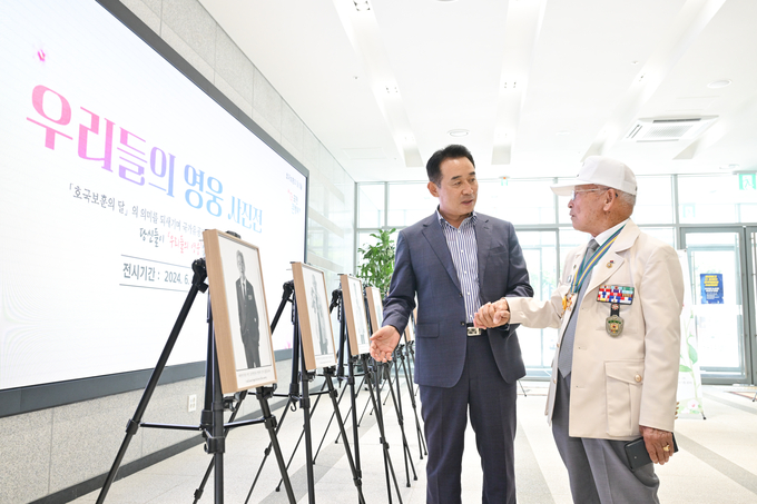 백영현 포천시장이 보훈관련 사진전에서 보훈대상자에게 사진설명을 하고 있다. (사진=포천시 제공)