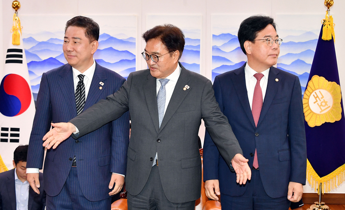 김병기 더불어민주당 원내대표와 송언석 국민의힘 원내대표가 24일 오전 서울 여의도 국회에서 우원식 국회의장 주재 회동을 갖고 있다.