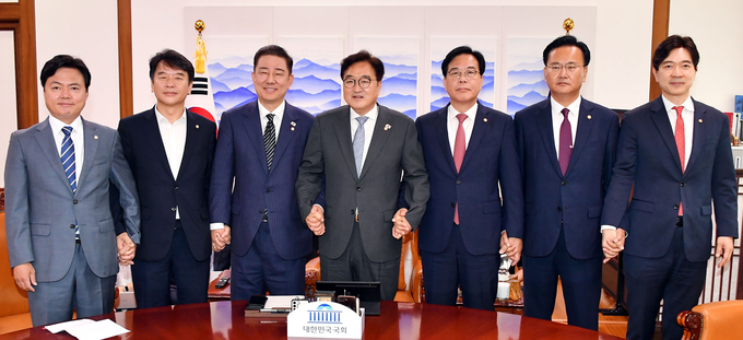 김병기 더불어민주당 원내대표와 송언석 국민의힘 원내대표 등 여야 의원들이 24일 오전 서울 여의도 국회에서 우원식 국회의장 주재 회동을 갖고 있다.