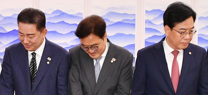 김병기 더불어민주당 원내대표와 송언석 국민의힘 원내대표가 24일 오전 서울 여의도 국회에서 우원식 국회의장 주재 회동을 갖고 있다.