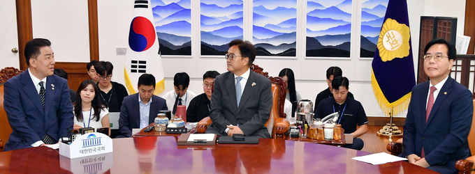 김병기 더불어민주당 원내대표와 송언석 국민의힘 원내대표가 24일 오전 서울 여의도 국회에서 우원식 국회의장 주재 회동을 갖고 있다.