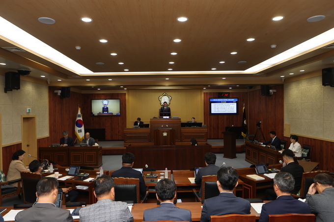 가평군의회는 23일 오후2시 제331회 가평군의회 제1차 정례회 제2차 본회의를 열고 조례안 7건과 2024회계연도 결산 승인의 건, 2025년도 행정사무감사 결과보고서 채택의 건을 의결했다. (사진=가평군의회 제공)