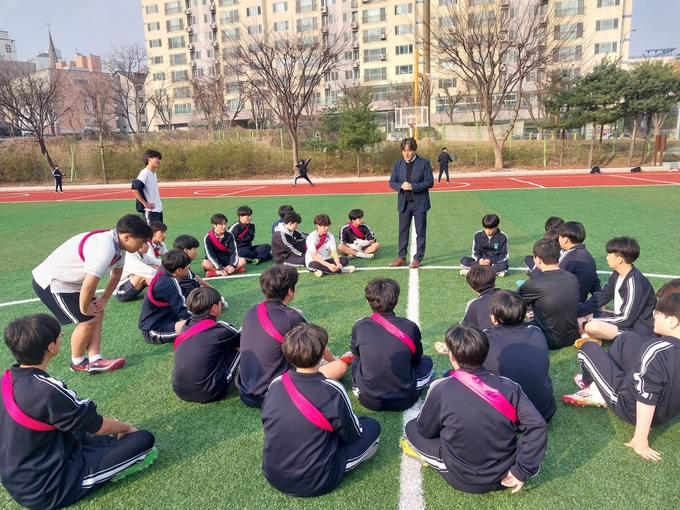 당정중의 대표 프로그램인 ‘오아시스 아침운동’ 모습. 매일 아침 8시 인조잔디 운동장에서 펼쳐지는 학생 주도 체육활동은 학교 전반에 활력을 불어넣고 있다. (사진=교육지원청 제공)