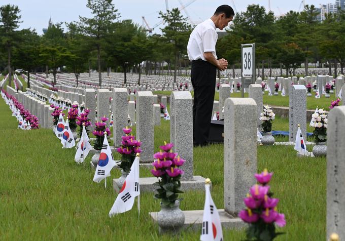 6.25 전쟁 발발 75주년을 하루 앞둔 24일 서울 동작구 국립현충원에서 박영진(70)씨가 참전 당시 25세의 나이로 순직한 백부인 故박원모 하사의 묘를 찾아 참배하고 있다.