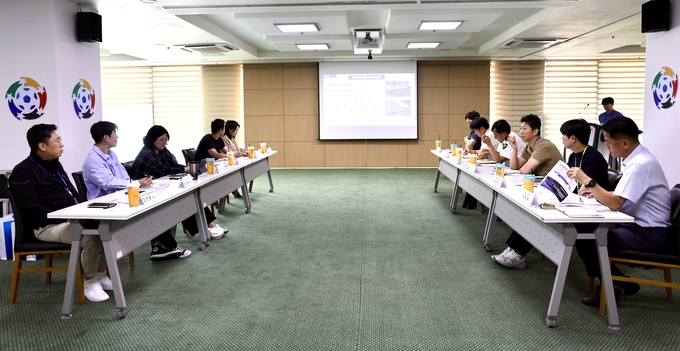 24일 수원월드컵경기장 3층 대연회실에서 수원월드컵경기장 인근 도로 불법주차 근절에 대한 합동 대책회의가 진행되고 있다. (사진=경기도수원월드컵경기장관리재단 제공)