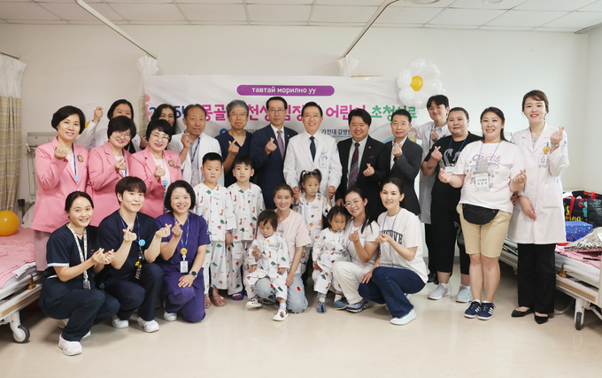 24일 가천대 길병원에서 의료진, 인천시 관계자가 몽골 선천성 심장병 어린이 5명 및 보호자들과 기념촬영하고 있다. ( 사진 = 가천대 길병원 제공 ) 