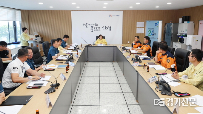 김보라 시장, 안성경찰서장, 안성소방서장 등 3대 기관장들이 시민안전간담회에 참석해 재난 예방을 위한 협력 방안을 논의하고 있다. (사진=안성시 제공)