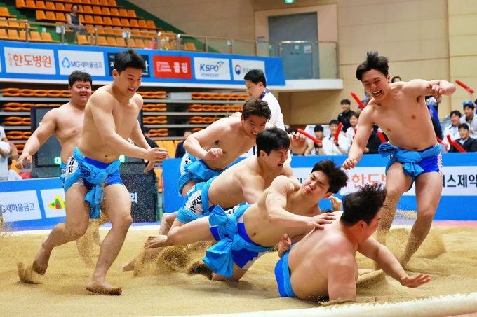 23일 진행된 '제79회 전국씨름선수권대회' 2일째 대학교부 단체전 결승에서 우승을 확정지은 경기대 선수들이 기뻐하고 있다. (사진=대한씨름협회 제공)