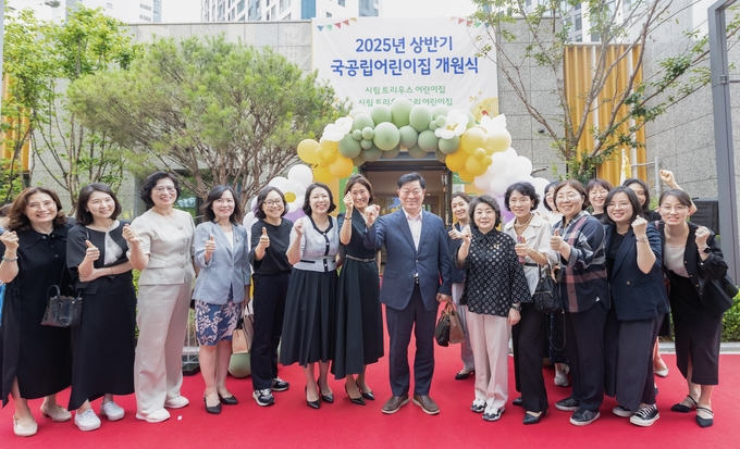  박승원 광명시장(사진 왼쪽에서 여덟 번째)이 지난 23일 트리우스광명 단지 내에 조성된 '시립트리우스어린이집'과 '시립트리우스토리어린이집' 개원식에 참석해 기념사진을 촬영하고 있다. (사진=광명시 제공)
