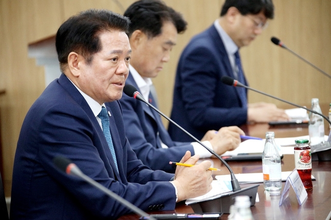 최대호 안양시장이 23일 '안양천 명소화·고도화 행정협의회' 정기총회에 참석해 인사말을 하고 있다. (사진=안양시 제공) 
