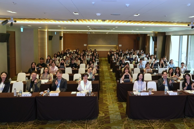 손수정(앞줄 왼쪽 네 번째) 한국의약품안전관리원 원장이 24일 세미나를 마친 뒤 관계자, 대학생들과 기념촬영을 하고 있다. (사진=의약품안전원 제공)