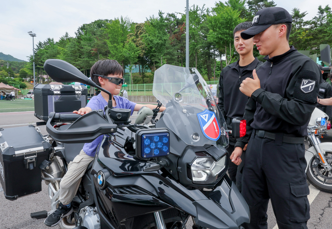 24일 화성시 육군 제51보병사단 전승신병교육대에서 열린 '2025년도 부대개방행사'에서 한 어린이가 17사단 군사경찰 오토바이에 탑승하고 있다.