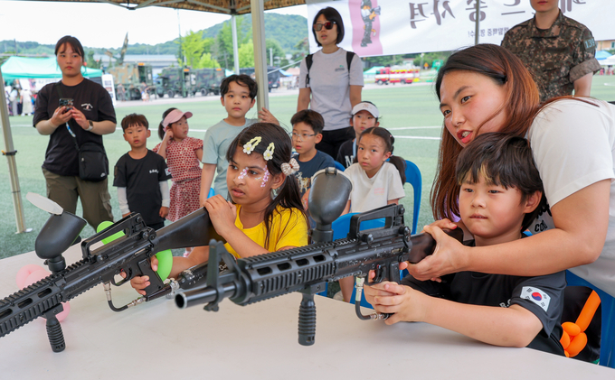 24일 화성시 육군 제51보병사단 전승신병교육대에서 열린 '2025년도 부대개방행사'에서 아이들이 페인트총 사격체험을 하고 있다.
