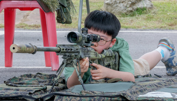 24일 화성시 육군 제51보병사단 전승신병교육대에서 열린 '2025년도 부대개방행사'에서 어린이가 페인트총 사격체험을 하고 있다.