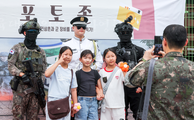 24일 화성시 육군 제51보병사단 전승신병교육대에서 열린 '2025년도 부대개방행사'에서 어린이들이 군복과 제복을 입은 군인들과 기념촬영을 하고 있다.