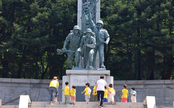  6.25전쟁 발발 75주년을 앞둔 23일 인천 연수구 인천상륙작전기념관을 찾은 어린이들이 자유 수호의 탑에 참배하기 위해 계단을 오르고 있다. (사진=연합뉴스)