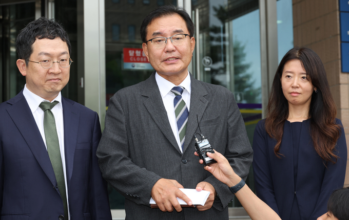  채 상병 순직사건 외압 의혹을 수사하는 이명현 특별검사가 24일 고위공직자범죄수사처에서 오동운 공수처장과 면담을 마친 뒤 취재진 질문에 답하고 있다. (사진=연합뉴스)