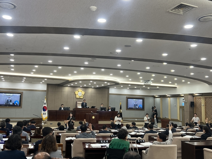 24일 수원시의회 제393회 정례회 제2차 본회의에서 '수원시 캠핑장 관리·운영 조례 일부개정조례안'에 대한 거수 표결이 진행되고 있다. (사진=장진 기자)