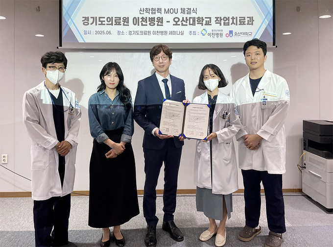 오산대 작업치료학과와 경기의료원 이천병원과 산학협력가족회사가 협약체결후 기념촬영을 하고 있다. (사진=오산대학교 제공)