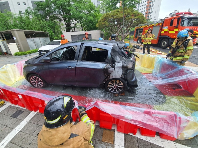  25일 하남시 소재 아파트 지하주차장에서 충전 중이던 전기차에 화재가 발생해 소방당국이 진화작업 중이다. (사진=경기도소방재난본부 제공)