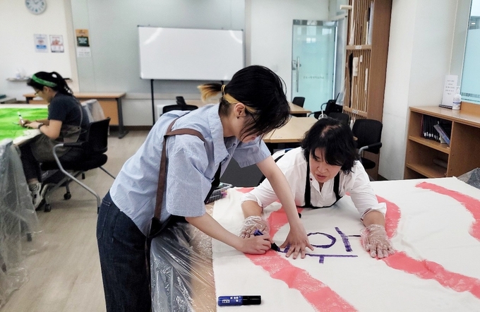 시민들이 ‘2025 렉처콘서트’ 공간꾸밈을 위한 준비 작업에 참여해 협업하고 있다. (사진=군포문화재단 제공)