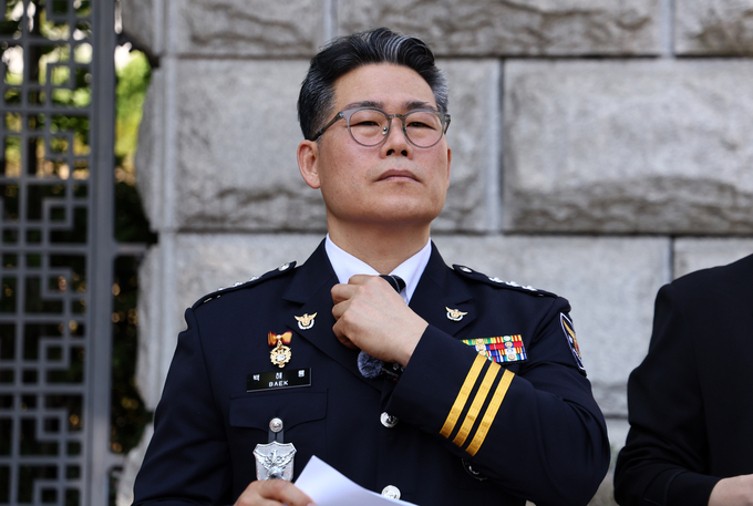  백해룡 전 영등포경찰서 형사과장(경정)이 지난 12일 서울 서초구 대검찰청 앞에서 인천세관 마약 밀수 연루 의혹 관련 합동수사팀 출범에 대한 입장을 밝히기 위해 취재진 앞에 서 있다. (사진=연합뉴스)
