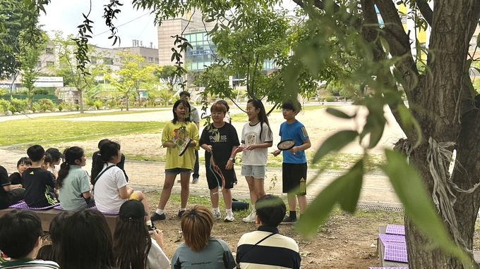 24일 김포 고창초등학교 생태숲에서 4학년 생태음악수업이 진행되고 있다. (사진=박민정 기자)
