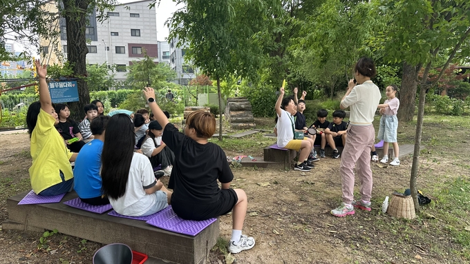 24일 김포 고창초등학교 생태숲에서 4학년 생태음악수업이 진행되고 있다. (사진=박민정 기자)