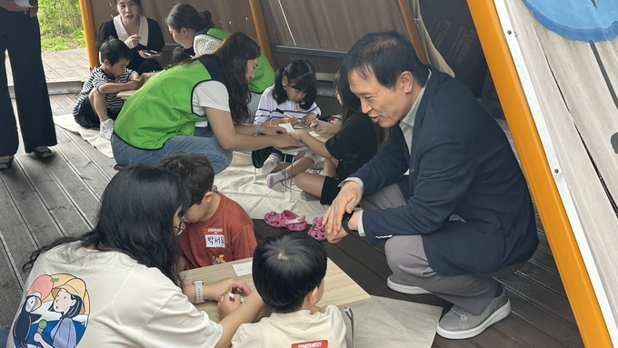 24일 김포 고창초등학교 생태숲 속 인디언 텐트에서 진행되는 '인디언식 이름 짓기' 활동에 임태희 경기도교육감이 참여하고 있다. (사진=박민정 기자)