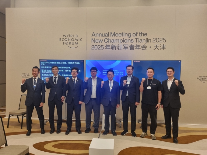 고영인 경기도 경제부지사를 비롯한 경기도 대표단이 지난 24일 개최된 ‘2025 세계경제포럼 뉴 챔피언 연차총회’에 참석해 기념 촬영을 하고 있다. (사진=경기도 제공)