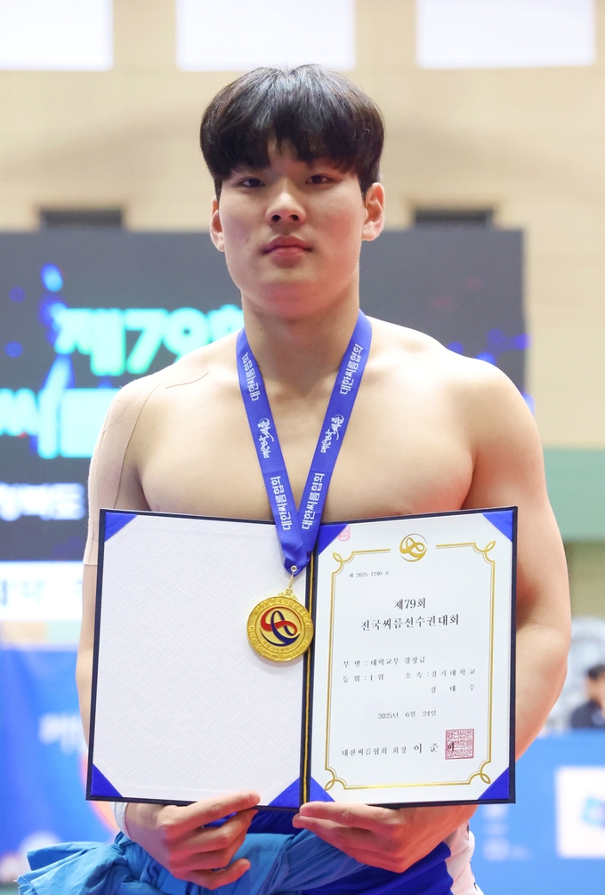 24일 충북 제천체육관에서 열린 '제79회 전국씨름선수권대회' 3일째 대학교부 경장급(75㎏급)에서 우승한 강태수(경기대)가 기념사진을 찍고 있다. (사진=대한씨름협회 제공)