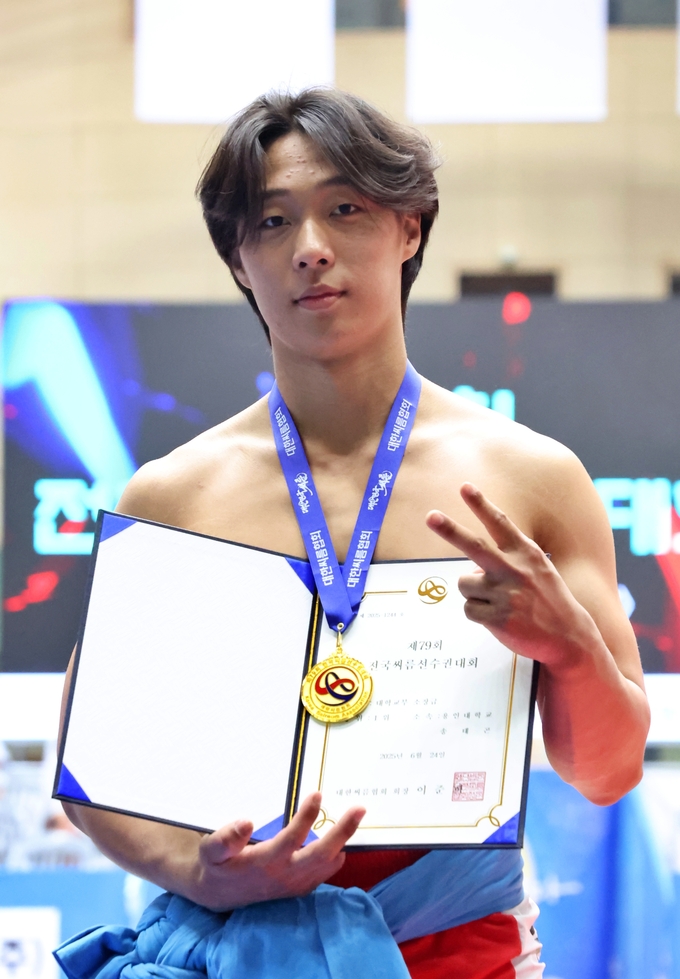 24일 충북 제천체육관에서 열린 '제79회 전국씨름선수권대회' 3일째 대학교부 소장급(80㎏급)에서 정상을 차지한 송태곤(용인대)이 기념사진을 찍고 있다. (사진=대한씨름협회 제공)