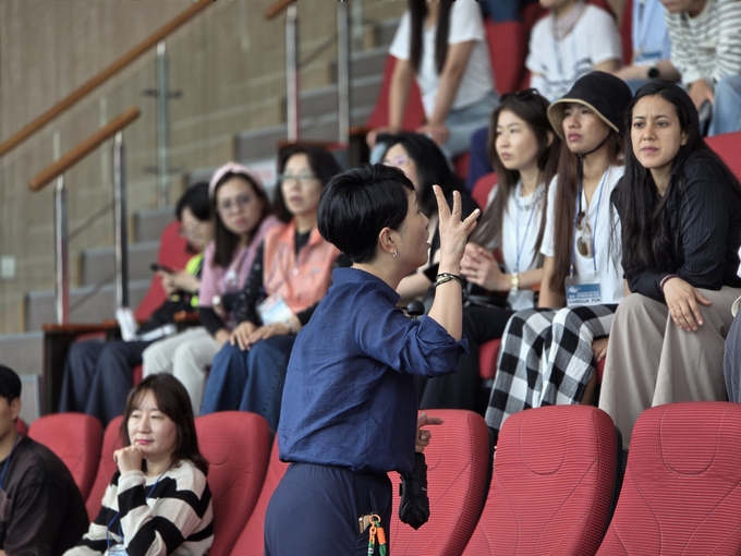 파주도시관광공사가 지역 내 거주하는 결혼이민자 여성을 상대로 DMZ안보관광을 실시한 가운데 도라전망대에 방문한 결혼이민자 여성들이 문화해설사의 설명을 듣고 있다. (사진=파주도시관광공사 제공)