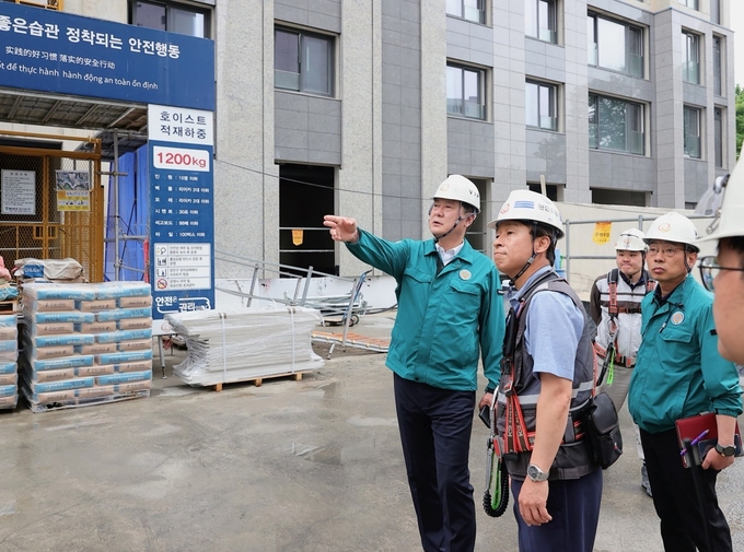 25일 미추홀구 학익동 대단지 공동주택 건설 현장을 찾은 이영훈 구청장이 안전 점검을 하고 있다. ( 사진 = 미추홀구 제공 )