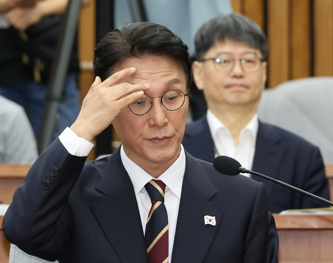 김민석 국무총리 후보자가 25일 국회에서 열린 인사청문회에 출석해 이마를 만지고 있다. (사진=연합뉴스)
