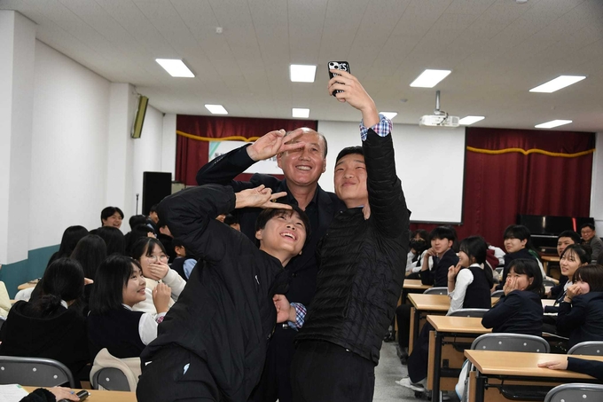 동두천 고등학교 1일 명예교사 활동. (사진=동두천시 제공)