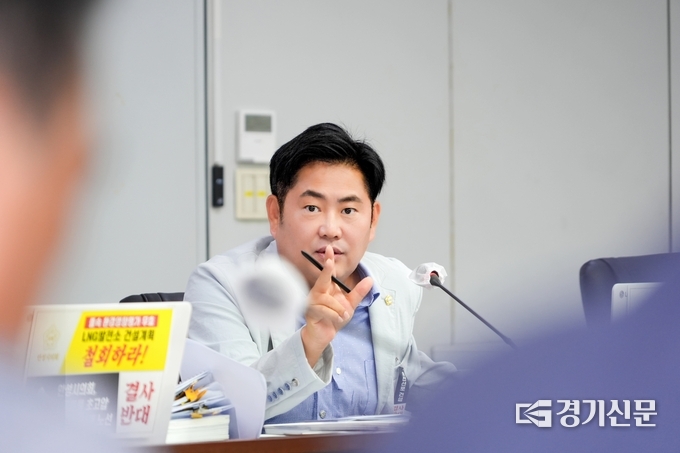 안성시의회 최호섭 의원이 제1차 정례회 행정사무감사에서 체육평생학습과에 질의를 하고 있다. (사진=최호섭 의원실 제공)