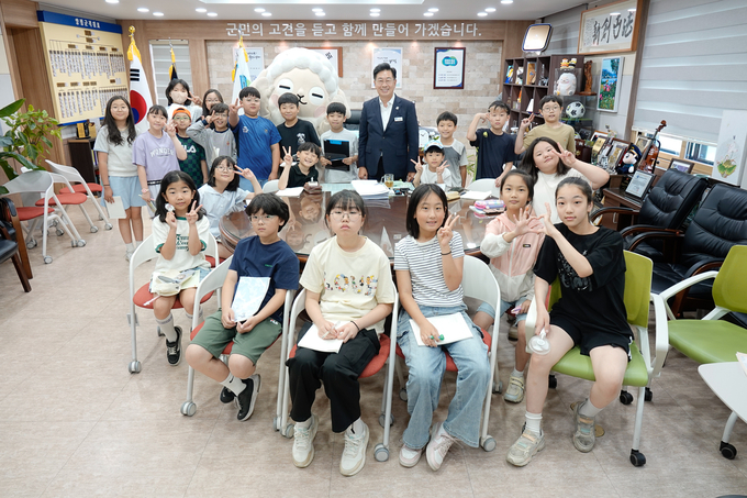 양평초등학교 4학년 9반 학생 23명이 양평군의 관광 캐릭터 '양춘이'와의 인터뷰를 위해 양평군청 군수 집무실을 방문했다. (사진=양평군 제공)