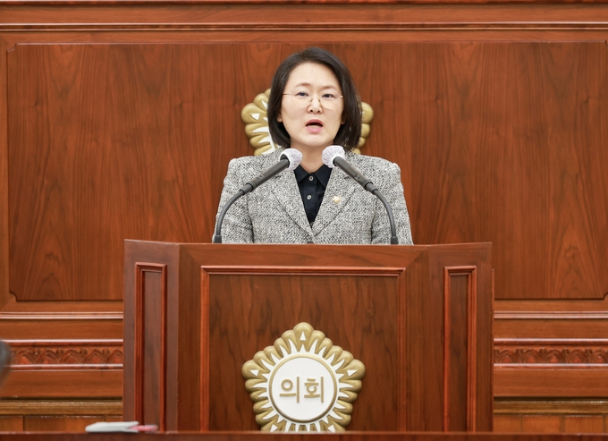 과천시의회 이주연 의원이 시정질문을 하고 있다. (사진=과천시의회 제공)