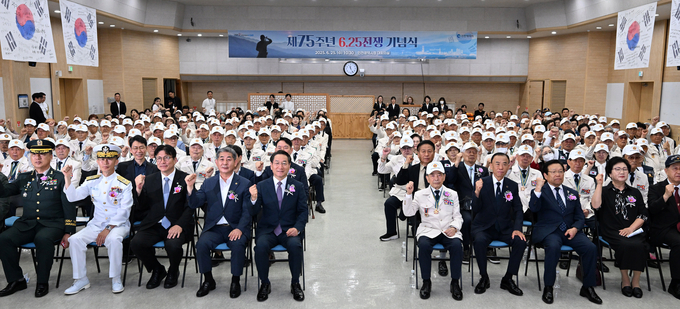 25일 인천시청 대회의실에서 열린 '6.25전쟁 제75주년 기념식'에서 유정복 시장과 참전유공자 등이 기념촬영하고 있다. ( 사진 = 인천시 제공 )