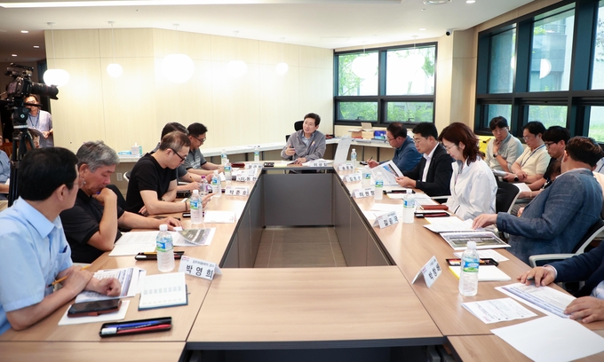 이상일 용인시장이 지난 24일 처인구 고림동 ‘힐스테이트 용인 둔전역 아파트’를 방문해 1시간 동안 입주민들과 대화했다. (사진=용인시 제공)