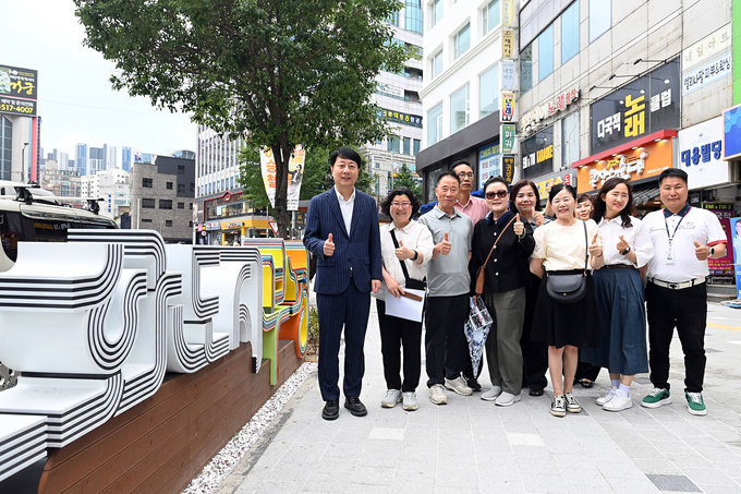 지난 24일 차준택 부평구청장(왼쪽)이 부평대로 일대 ‘걷고 싶은 거리 조성공사’ 일대를 둘러보며 최종 시설점검을 한 후 기념촬영하고 있다. ( 사진 = 부평구 제공 )