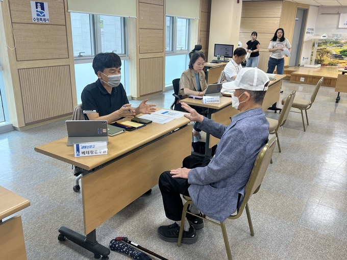 팔달구청 '새빛민원실 베테랑이 간다'에서 한 민원인이 베테랑 팀장에게 민원 상담을 받고 있다. (사진=장진 기자)