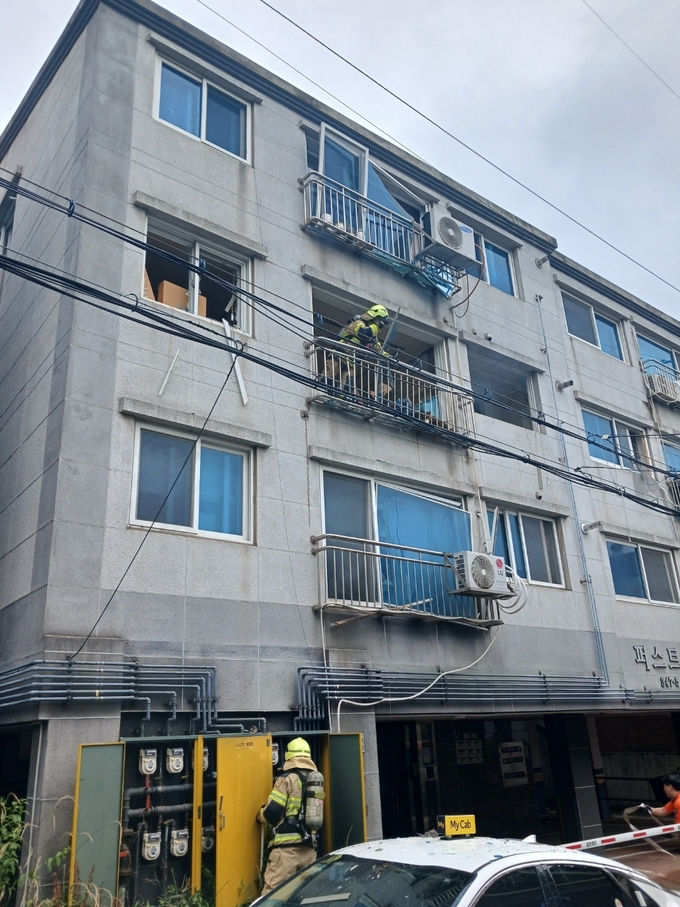 25일 인천 미추홀구 빌라에서 가스 폭발로 추정되는 사고가 발생해 2명이 다쳤다. ( 사진 = 인천소방본부 제공 )