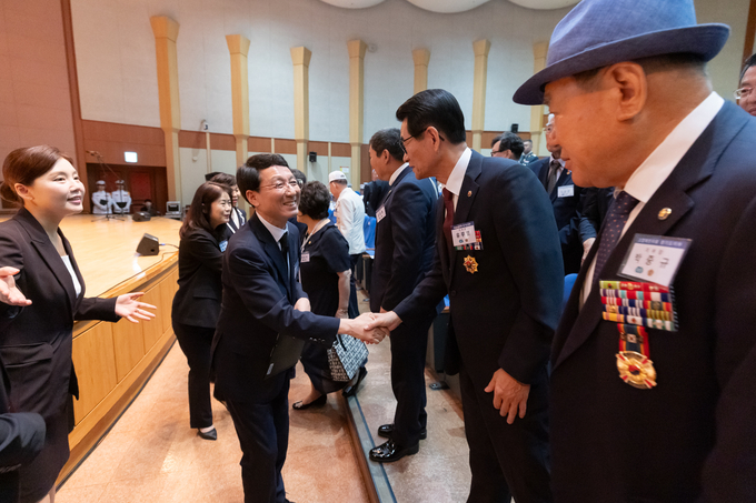 김성중 경기도 행정1부지사가 25일 경기도경제과학진흥원에서 진행된 ‘6·25전쟁 제75주년 행사’에 참석해 참전용사들과 인사를 나누고 있다. (사진=경기도 제공)