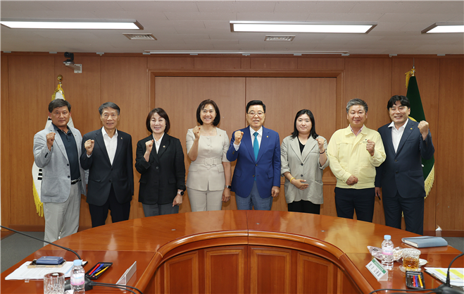 새마을운동중앙연수원 현장 점검에 나선 성남시의회 서은경 위원장 및 행정교육위원회 의원. (제공= 성남시의회)