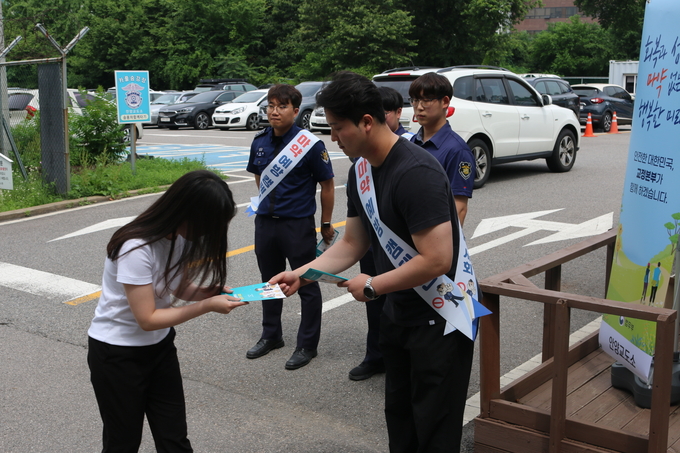 안양교도소 직원들이 24일 민원인을 대상으로 불법 마약류 퇴치·약물 오남용 예방 캠페인을 하고 있다. (사진=안양교도소 제공)