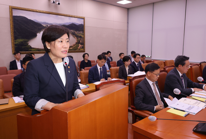 송미령 농림축산식품부 장관이 25일 국회에서 열린 농림축산식품해양수산위원회 전체회의에서 2025년도 제2회 추가경정예산안 관련 보고를 하고 있다. (사진=연합뉴스)