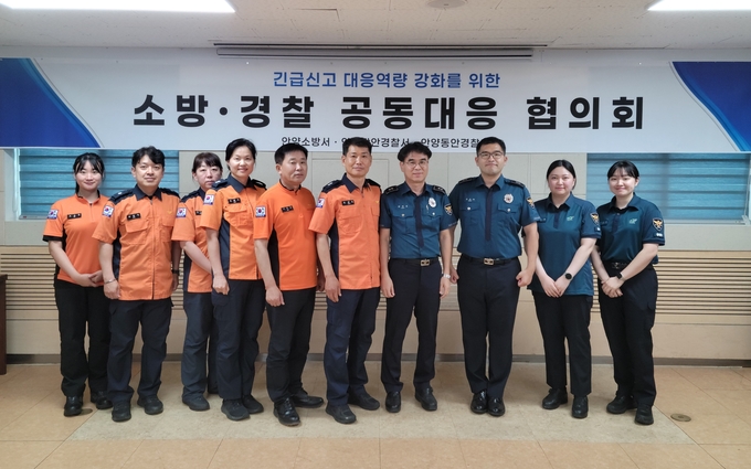 안양소방서가 상반기 재난안전통신망 활용 개선 협의회를 마친 뒤 관계자들이 기념촬영을 하고 있다. (사진=안양소방서 제공)